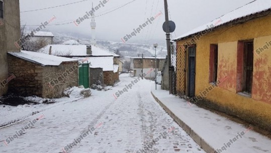 Bie bora e parë në veri, 'zbardhen' Kukësi, Hasi e Tropoja (VIDEO)