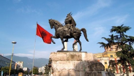 Krahasimi/ Si duket skulptura e Skënderbeut në shtetet e tjera të botës...heroi kombëtar mbi kalë, jo në këmbë (FOTO)