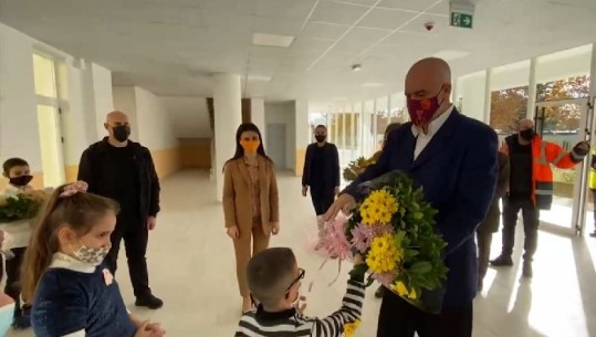 Rama në një shkollë në Durrës, batuta vë në siklet drejtoreshën: Të ka dalë nami që je shtrigë! Si ka mundësi që në këtë zonë rriten çunat e jo gocat? (VIDEO)