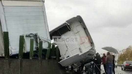 Aksidentohet trajleri në autostradën Tiranë-Durrës, trafik i madh makinash deri në 5 km (VIDEO-FOTO)