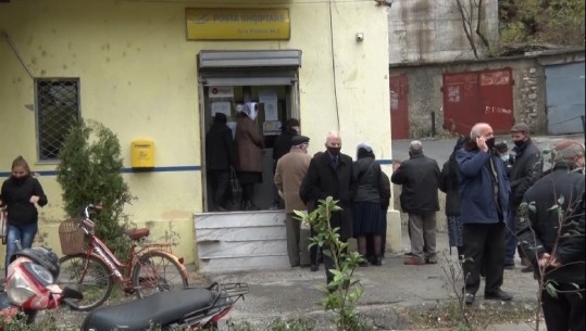 Të moshuarit në Lezhë në radhë për të marrë pensionin! Vetëm një pikë postare për shpërndarjen