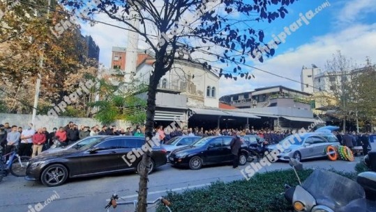 FOTOLAJM/ Skandal, pa distancim social dhe pa maska, qindra njerëz mblidhen në një ceremoni mortore në xhaminë te Rruga e Kavajës në Tiranë