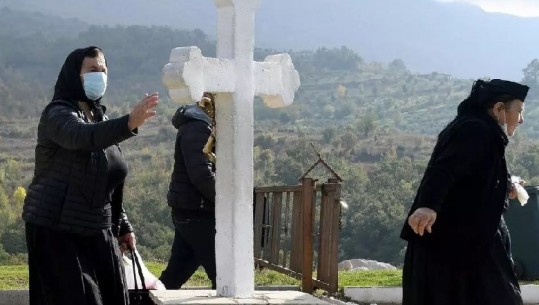 Shkrimi nga AFP/ 'Të besosh në mrekulli', shqiptarët drejt 'kurave' shpirtërore për të gjetur 'derman' nga COVID