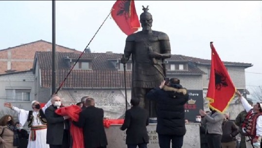 Çuditë shqiptare me statujat dhe një hero i javës në Kosovë