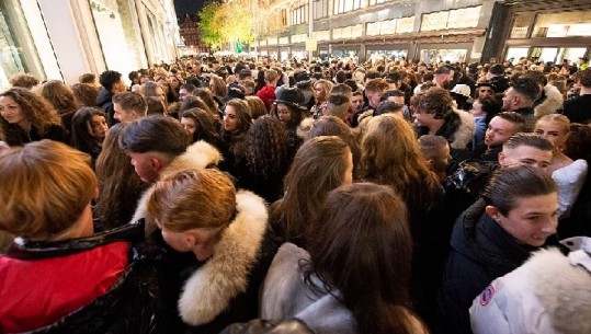 Pas heqjes së karantinës totale, 'çmenden' britanikët! Mijëra veta në radhë në qendrën tregtare! Distanca dhe maska nuk ekzistojnë (FOTO)