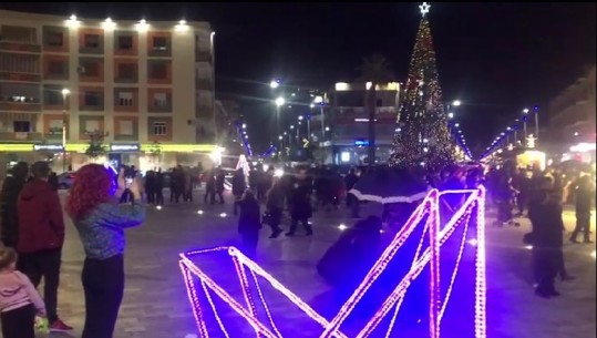 Festat e fundvitit po afrojnë, Fieri, Durrësi, Korça e Belshi ndezin dritat pemës së Vitit të Ri! Era e fortë rrëzon pemën në Kolonjë