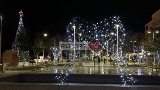 Ndizen dritat e pemës së Vitit të Ri në Belsh! Shiu nuk lejon grumbullimet e qytetarëve në qendër