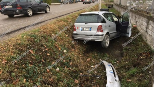 Përplasen 3 makina në Elbasan, njëra del nga rruga (VIDEO)