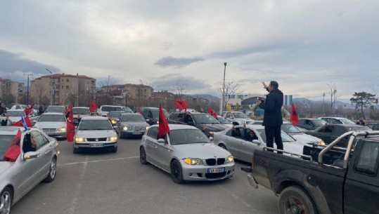 Salianji takim në Korçë, simpatizantët e PD-së me makina: Kemi armët së bashku për të larguar këtë qeveri sa më parë (VIDEO)