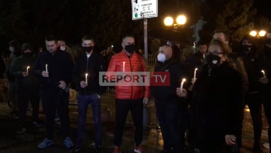 'Thyerja e orës policore, jo shkak i veprimeve ekstreme', qytetarë të Shkodrës protestë simbolike për vrasjen e 25-vjeçarit nga polici (VIDEO)