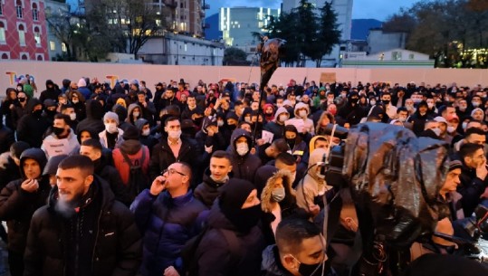 Qindra qytetarë në protestë të Ministria e Brendshme: Le të vdesin prindërit e mi nga COVID, por një i ri nuk vritet për një maskë (VIDEO)