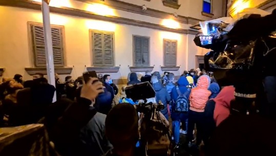 Tensione të protesta/ Protestuesi qëllojnë me çadër dritaret e Ministrisë, tentojnë të futen brenda! Ndërhyn Policia (VIDEO)