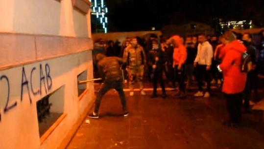 Disa të rinj thyejnë xhamat e Ministrisë së Brendshme, qytetarja: Mos e bëni, ne nuk jemi të dhunshëm (VIDEO)