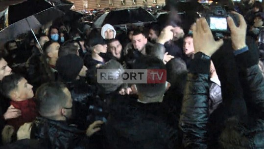 Protesta për vrasjen e Klodjan Rashës/ Një grup të rinjsh përplasen me njëri- tjetrin, qëllojnë me çadra (VIDEO)