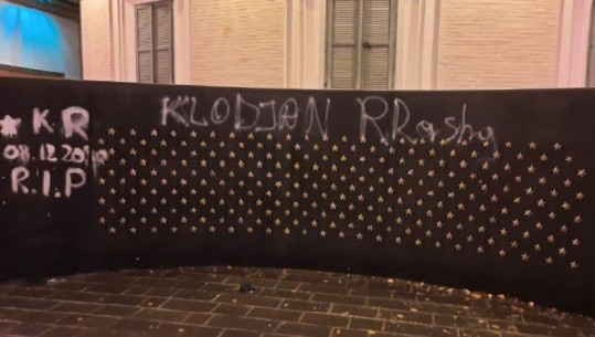 U vra nga policia/ Protestuesit shkruajnë emrin e Klodjan Rashës te 'Muri i Kujtesës'