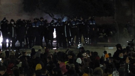 Pasi rrëzojnë pemën e Vitit të Ri, protestuesit qëllojnë policinë me zbukurimet! Hidhen edhe shashka, sillen përforcime nga uniformat blu (VIDEO)