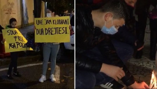 Protestë simbolike me 3 persona në Elbasan! Të rinjtë e FRPD-së ndezin qirinj në dyert e Bashkisë Gjirokastër