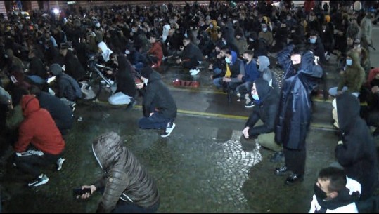 Protestuesit ulen këmbëkryq në shesh, disa vijojnë të gjuajnë me gurë ndaj policisë