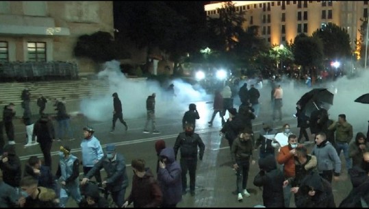 Hidhet gaz lotsjellës nga tarraca e Kryeministrisë, shpërndahet turma e protestuesve (VIDEO)