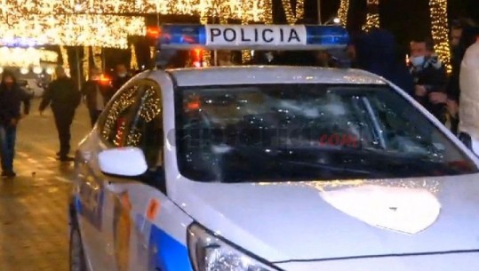 Protestuesit sulmojnë dy makinat e Policisë të parkuara në Bulevard, i thyejnë xhamat! (VIDEO)