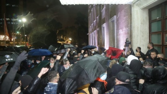 Protesta për vrasjen e 25-vjeçarit, gurët dhe sendet e forta plagosin 15 policë