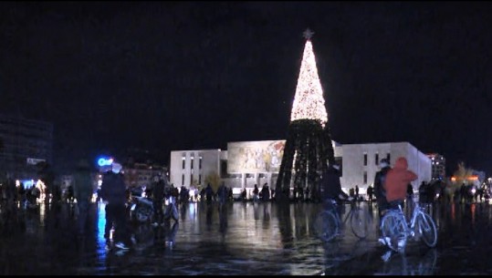 Protestuesit zhvendosen në shesh, prishin zbukurimet për festat e Vitit të Ri dhe pemën e madhe (VIDEO)