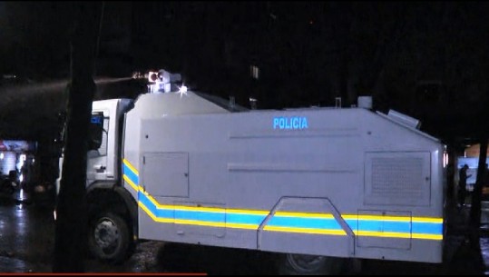 Protestuesit te Drejtoria e Policisë, mbërrin autoboti me ujë