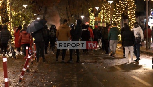Protestuesit zhvendosen te Drejtoria e Policisë Tiranë, djegin kazanët e plehrave (VIDEO)