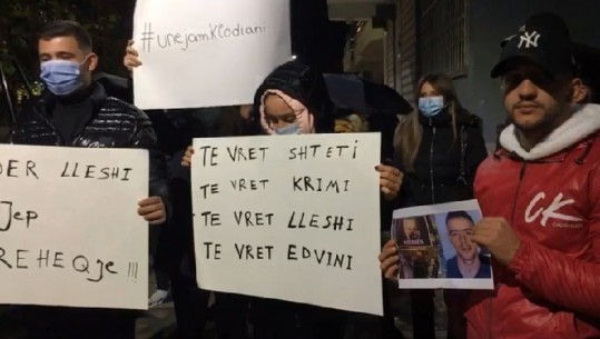 Vrasja e Klodjan Rashës/ Dhjetra të rinj në Vlorë dhe Lushnje marshojnë në rrugët e qyteteve (VIDEO)