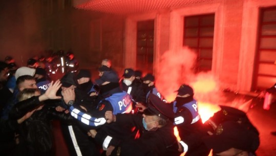 Protestuesit para dyerve të Kryeministrisë, policia krijon kordon mbrojtës