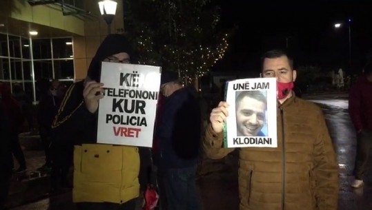 Simpatizantë të PD-së homazhe për Klodjan Rashën! Marshojnë në rrugët e Fierit