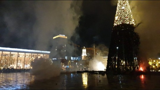 Protestuesit zhvendosen në qendër, i vendosin flakën pemës së Krishtlindjeve