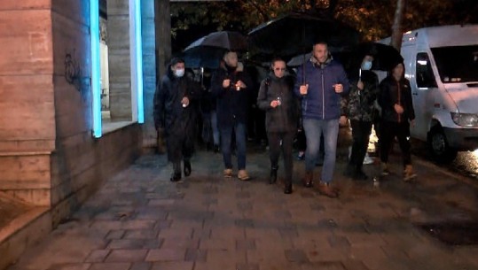 Nis marshimi paqësor i disa qytetarëve nga Kryeministria te banesa e Klodjan Rashës (VIDEO)