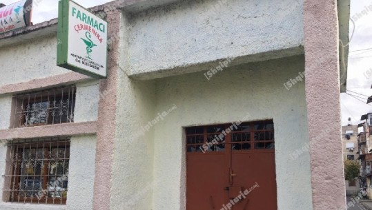 Thyhet xhami i derës së një farmacie në Elbasan në orët e para të mëngjesit (FOTO)