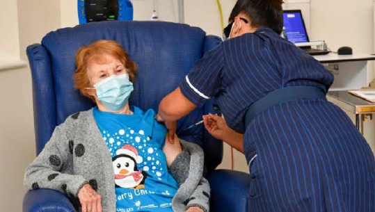  90 vjeçarja e para që bëri vaksinën anti-COVID, lë spitalin: Po ndihem shumë mirë