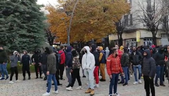 Protesta në Korçë/ Të rinjtë godasin me gurë drejt Drejtorisë së Policisë, plagoset një efektiv