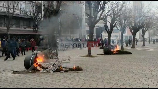 Protestuesit në Korçë thyejnë xhamat e Bashkisë dhe i vendosin flakën zbukurimeve! Ndërhyn policia, shpërndan protestën (VIDEO)