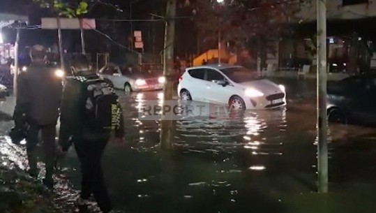 Reshjet e dendura të shiut, përmbyten 2 lagje në Durrës! Niveli i ujit rreth 30 cm (VIDEO)