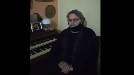 Protesta /Baritoni i njohur ‘vajton’ Klodjan Rashën me këngë kishtare (VIDEO)