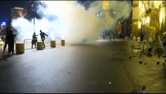 Përshkallëzimi i dhunës, FNSH hedh gaz lotsjellës për të shpërndarë qytetarët (VIDEO)