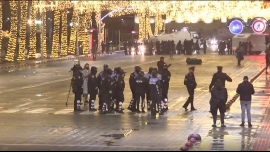 Vrasja e Klodjan Rashës/ Protestuesit shpërndahen në disa zona rreth kryeministrisë! Policia bllokon bulevardin
