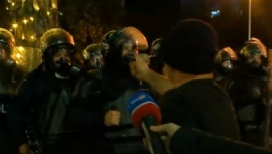 I pranishëm në protestë, përlotet regjisori Robert Budina (VIDEO)