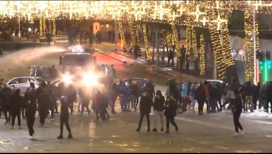 Protestuesit mblidhen sërish në Bulevard, policia hedh gaz lotsjellës dhe ujë (VIDEO)