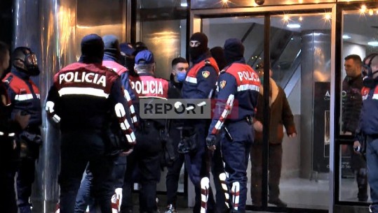 Protestuesit futen në ndërtesat përpara Kryeministrisë, policia shoqëron disa persona (VIDEO)