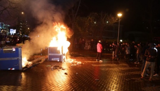 VIDEO-FOTO/ Shkatërrime, dhunë, xhama të thyer e institucione të dhunuara nga protestuesit! Pamjet nga protesta në Tiranë, dëmtohet selia e PS, Bunk'Art 2, KQZ, Muzeu Kombëtar dhe ambasada