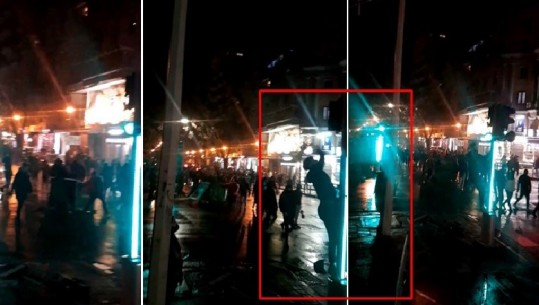 VIDEO/ Momenti ku një prej protestuesve shkatërron semaforin në zonën e ish-Bllokut