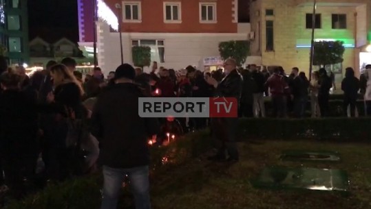 Lezhë/ Qytetarët protestë për vrasjen e Klodjan Rashës, hedhin shashka në drejtim të policisë (VIDEO)