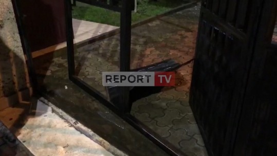 Lezhë, protestuesit dëmtojnë derën e prokurorisë! (VIDEO)