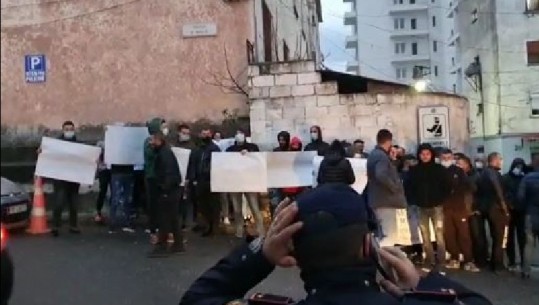 'Policia e krimit' dhe 'Rama ik'/ Të rinjtë në Krujë në protestë për Klodjan Rashën, s'raportohen incidente (VIDEO)