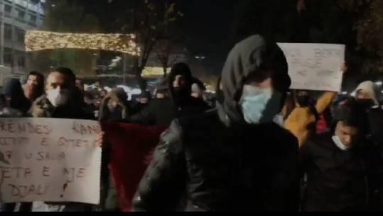 Nis protesta në Pogradec me pankarta në duar dhe thirrje: Poshtë Ardi Veliu (VIDEO)